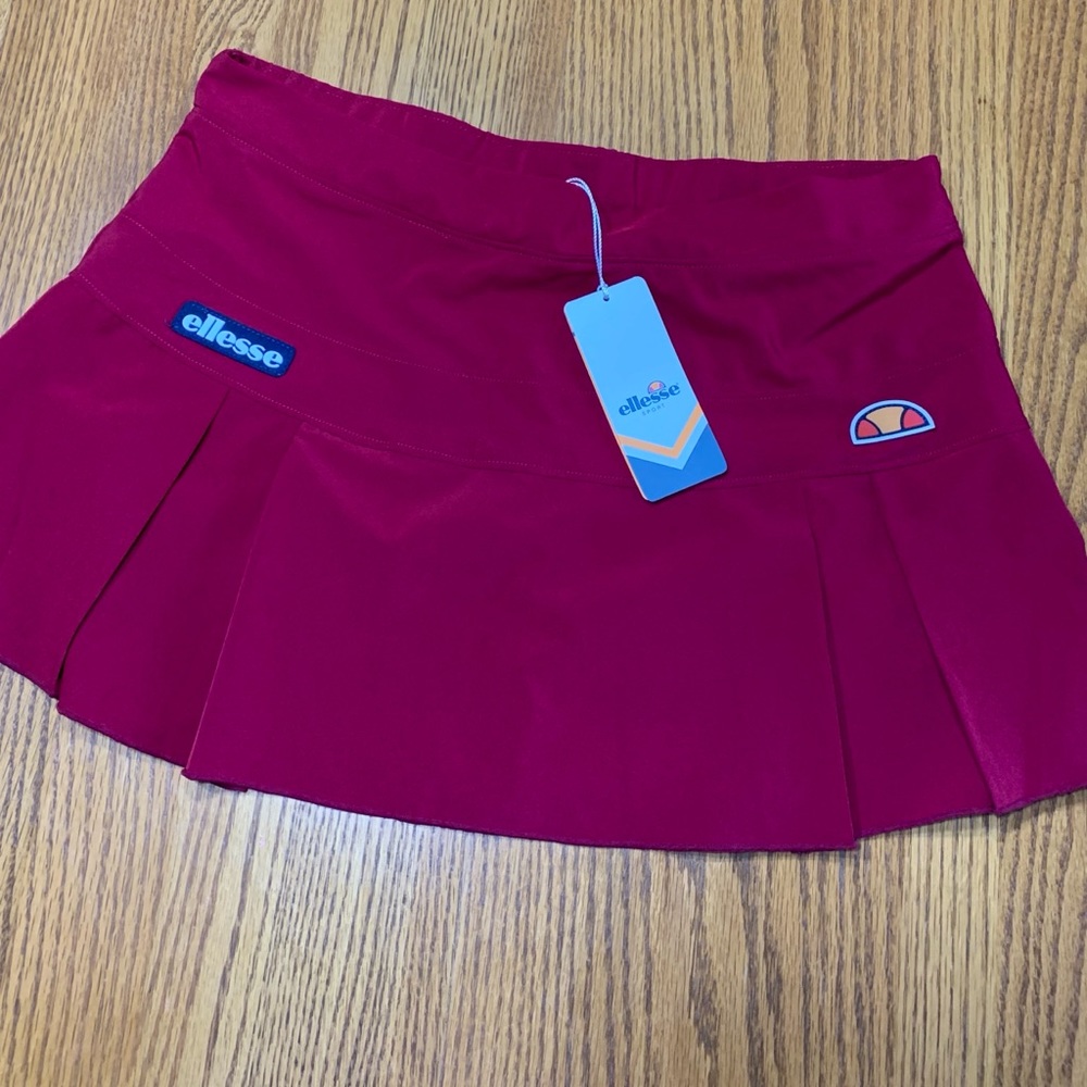 Women’s Ellesse tennis skirt in size 8.